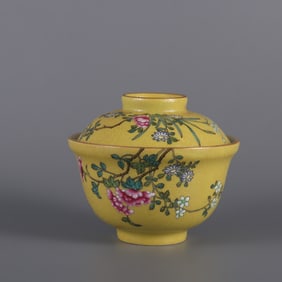 An Exquisite Yellow Ground Famille-Rose Flower and Butterfly Pattern Bowl with Cover