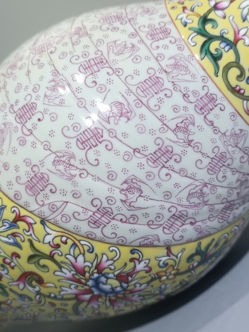 An Exquisite Enamel Landscape Pattern Vase - 6