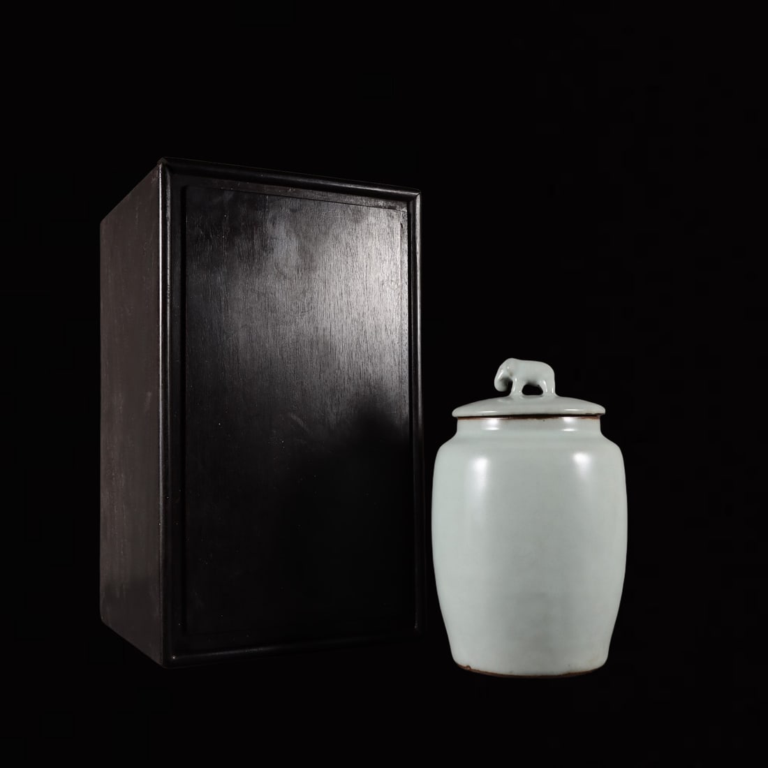 An Exquisite Guan yao White Glazed Jar: An Exquisite Guan yao White Glazed Jar,Song Dynasty,China,Size:7.7inx3.6in 官窑白釉罐,中国宋代