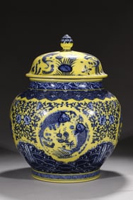 An Exquisite Yellow Ground Blue and White Lotus Pattern Jar with Cover