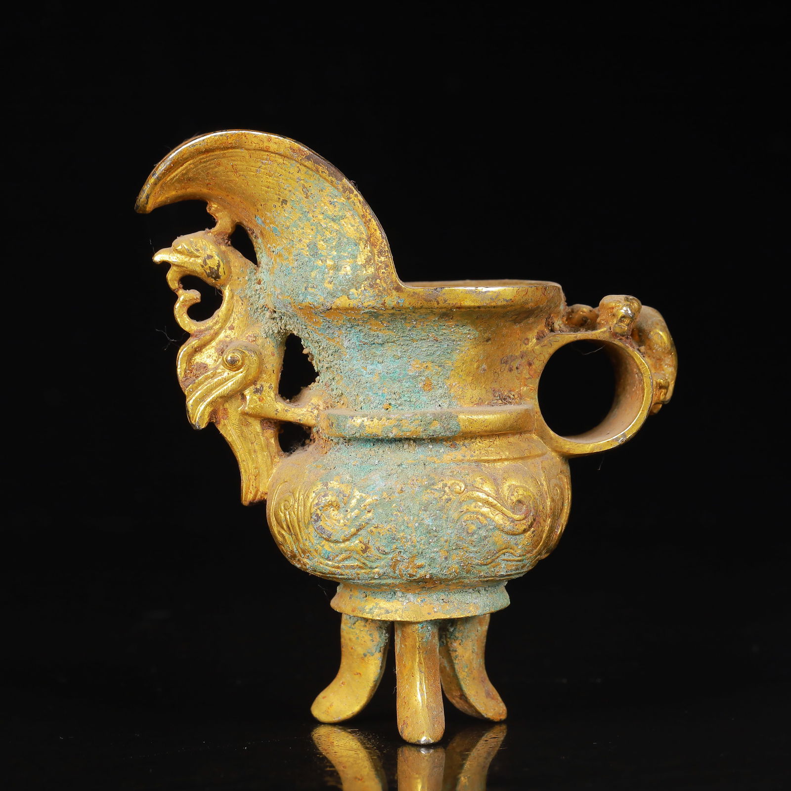 An Exquisite Gilt Bronze Tripod Phoenix Cup: An Exquisite Gilt Bronze Tripod Phoenix Cup,Qing Dynasty,China,Size:4.1inx2.2inx4.3in,Weight:640g 铜鎏金三足凤杯,中国清代