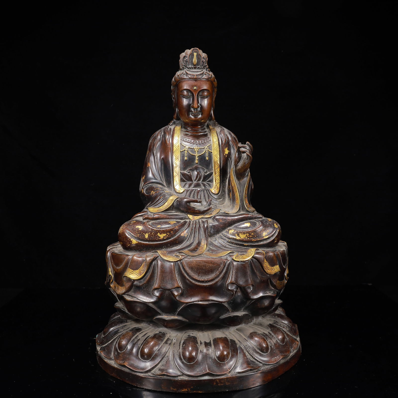 A Solemn Gilt Bronze Statue of Avalokitesvara: A Solemn Gilt Bronze Statue of Avalokitesvara,Ming Dynasty,China,Size:18.9inx11.8inx11in,Weight:11950g 铜鎏金观音像,中国明代