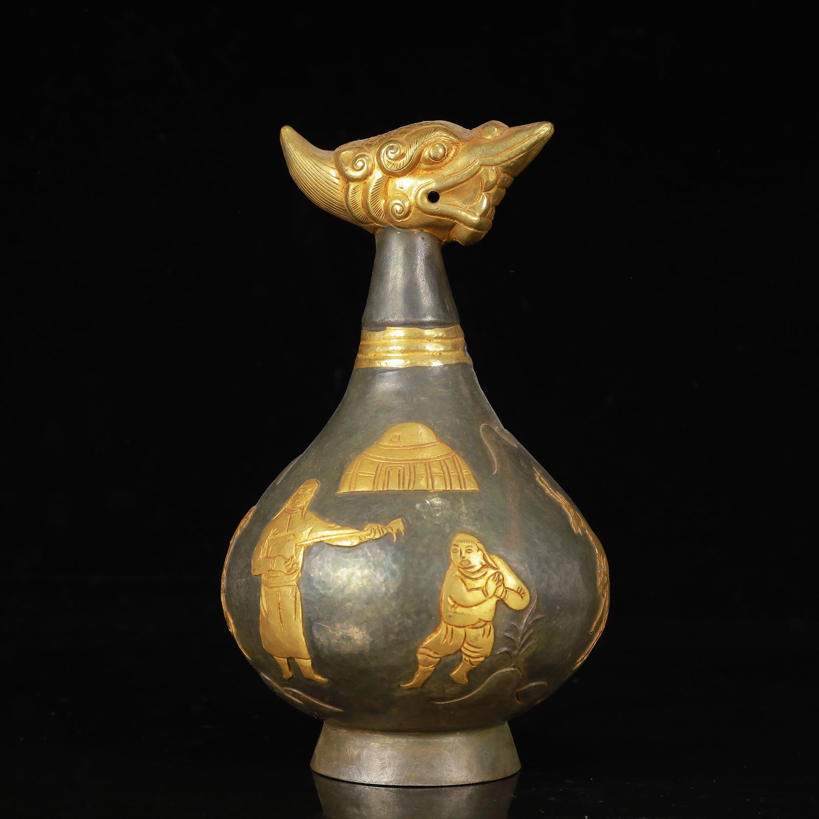 An Exquisite Gilt Silver Figure Pattern Vase: An Exquisite Gilt Silver Figure Pattern Vase,Tang Dynasty,China,Zhenguan Four-Character Mark,Size:3.9inx7.1in,Weight:350g 