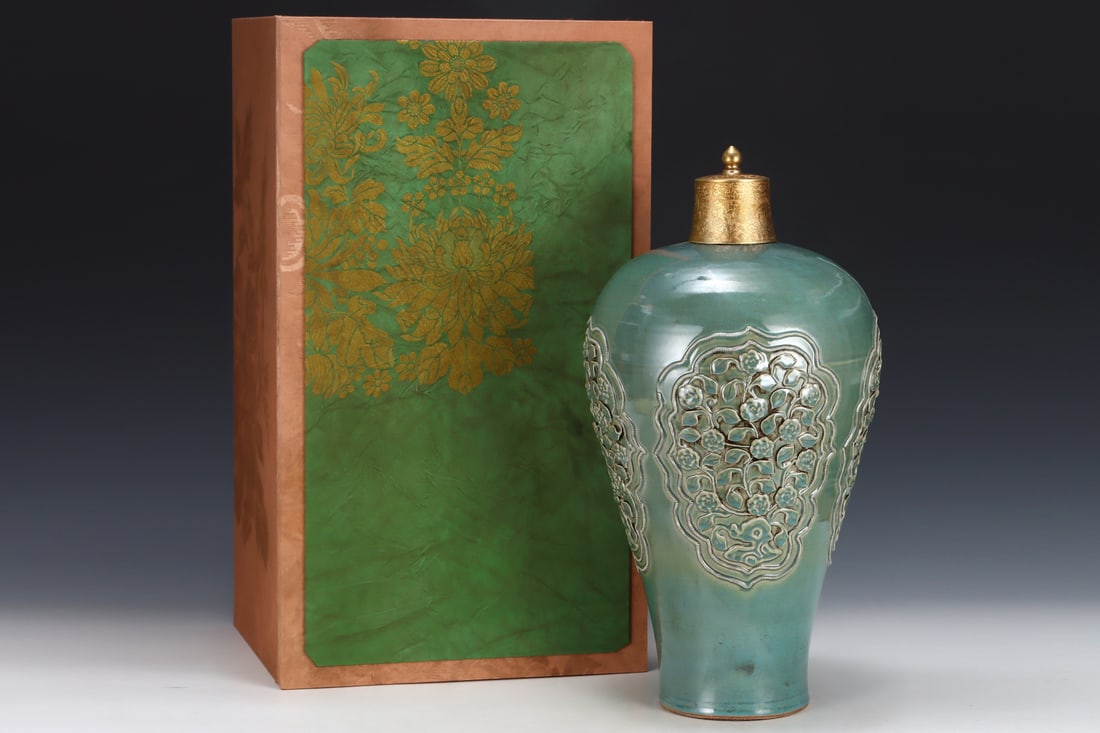 A Huge Green Glazed Flower Pattern Bottle: A Huge Green Glazed Flower Pattern Bottle,Yuan Dynasty,China,Size:19.5inx10.2in 绿釉花卉纹盖瓶,中国元代