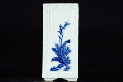 An Exquisite Blue and White Flower Pattern Brush Pot