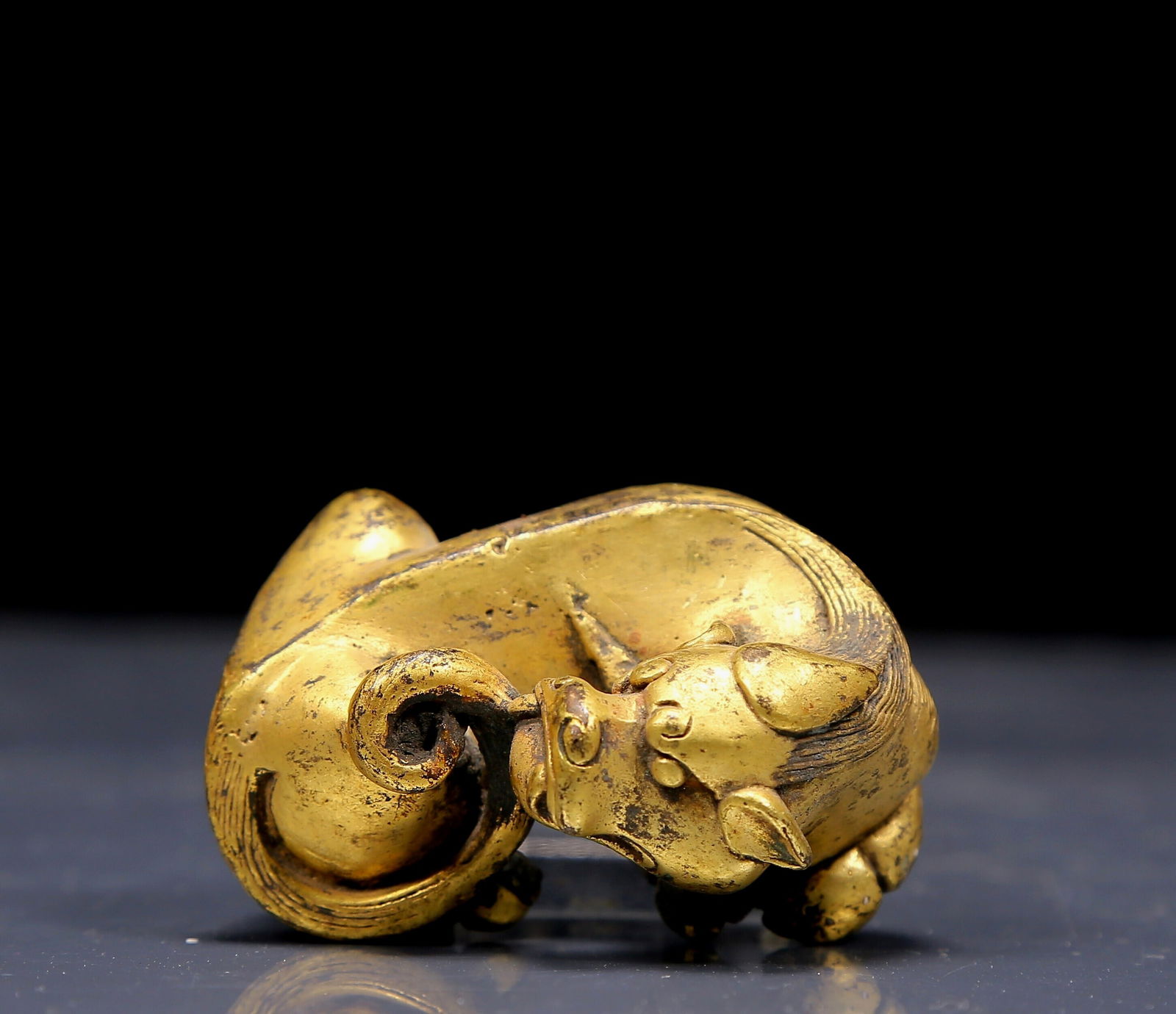 An Exquisite Gilt Bronze Unicorn Ornament: An Exquisite Gilt Bronze Unicorn Ornament，Qing Dynasty, China，Size:2.4inx1.6inx1.4in，Weight:170g 