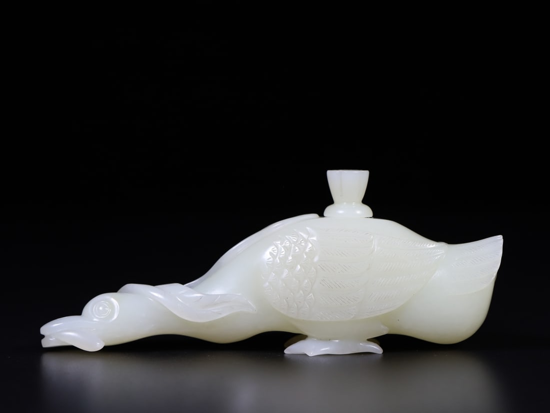 A Fine White Jade Goose Ornament: A Fine White Jade Goose Ornament,Qing Dynasty, China,Size:5.5inx1.2inx2.2in Weight:183.7g 白玉天鹅摆件,中国清代