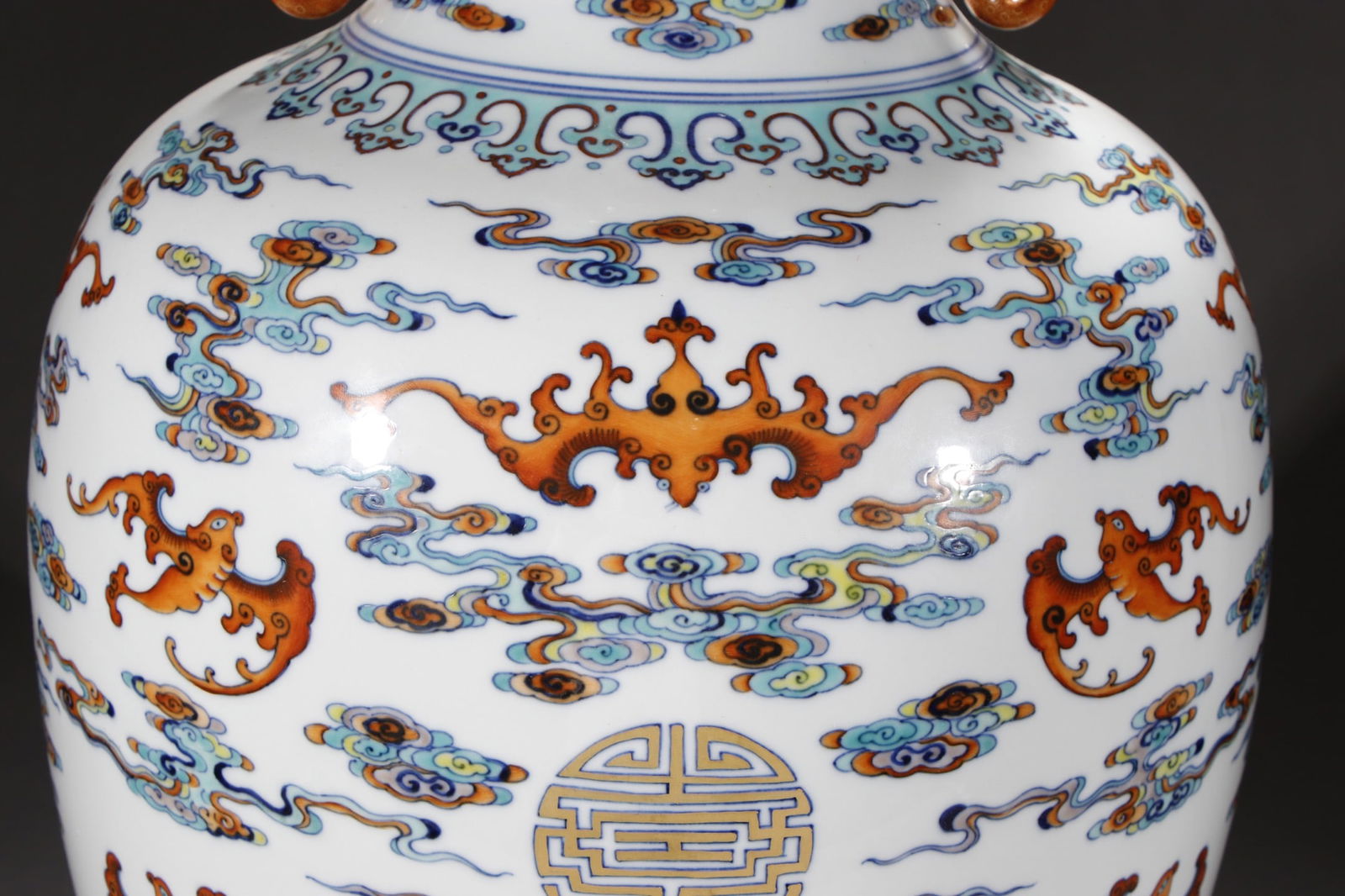 An Exquisite Doucai Auspicious Cloud and Bats Pattern Vase - 3