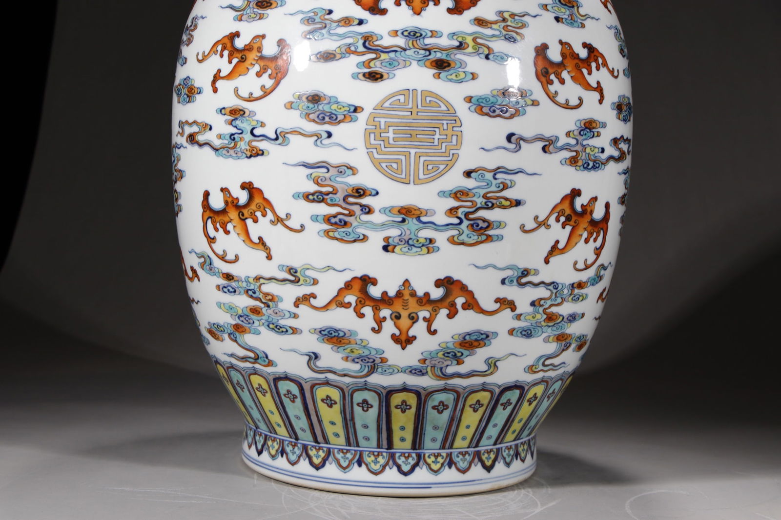 An Exquisite Doucai Auspicious Cloud and Bats Pattern Vase - 4