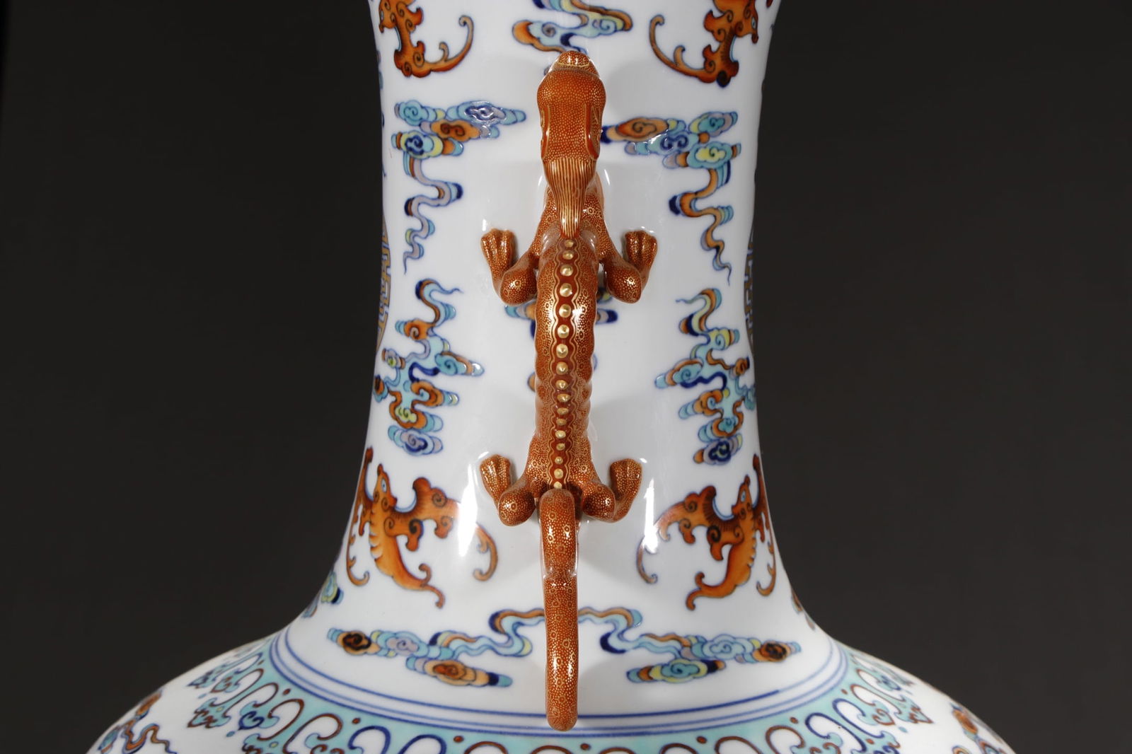 An Exquisite Doucai Auspicious Cloud and Bats Pattern Vase - 5