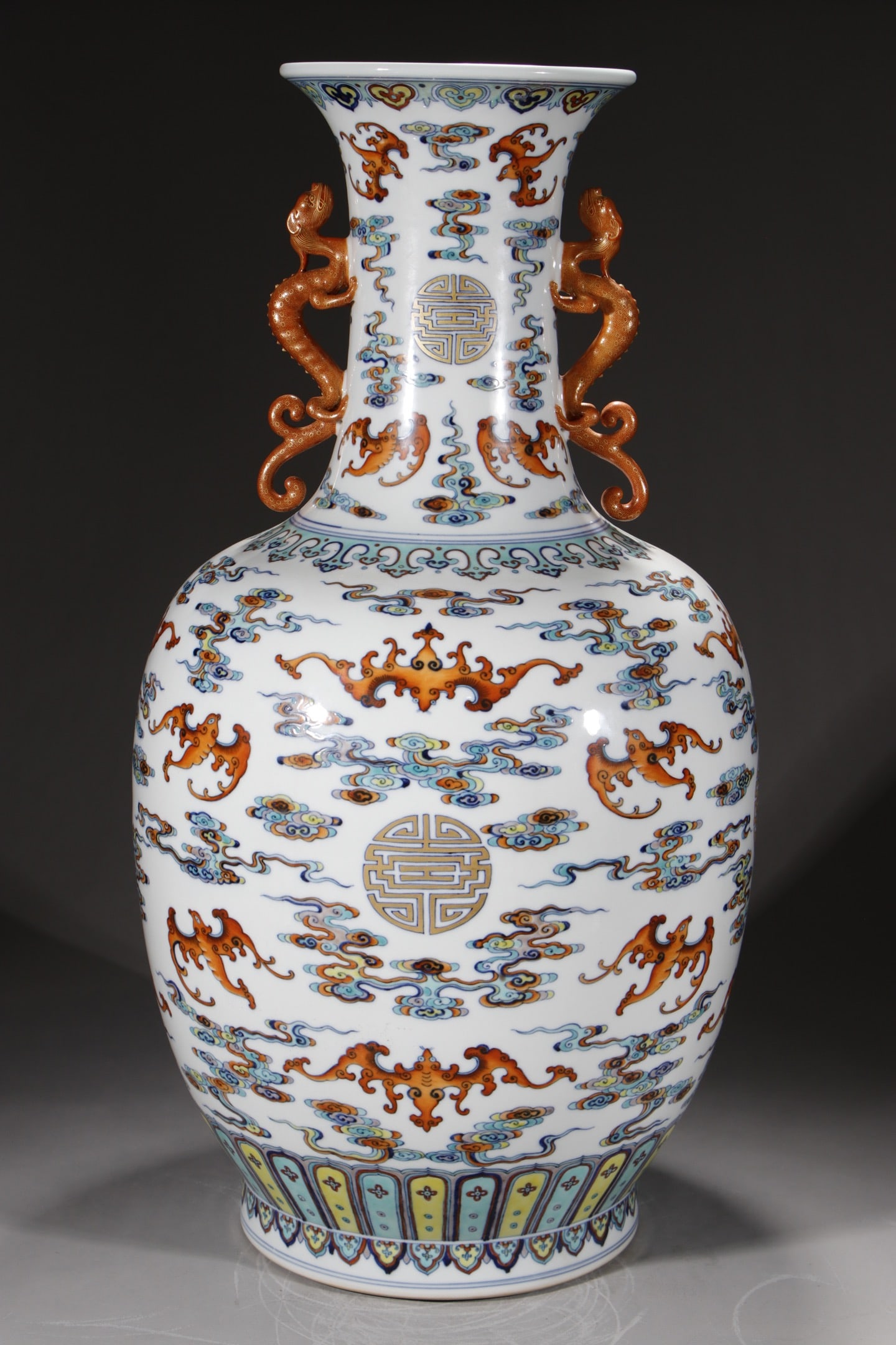 An Exquisite Doucai Auspicious Cloud and Bats Pattern Vase - 6