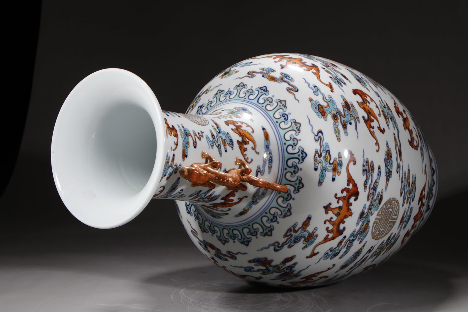 An Exquisite Doucai Auspicious Cloud and Bats Pattern Vase - 7