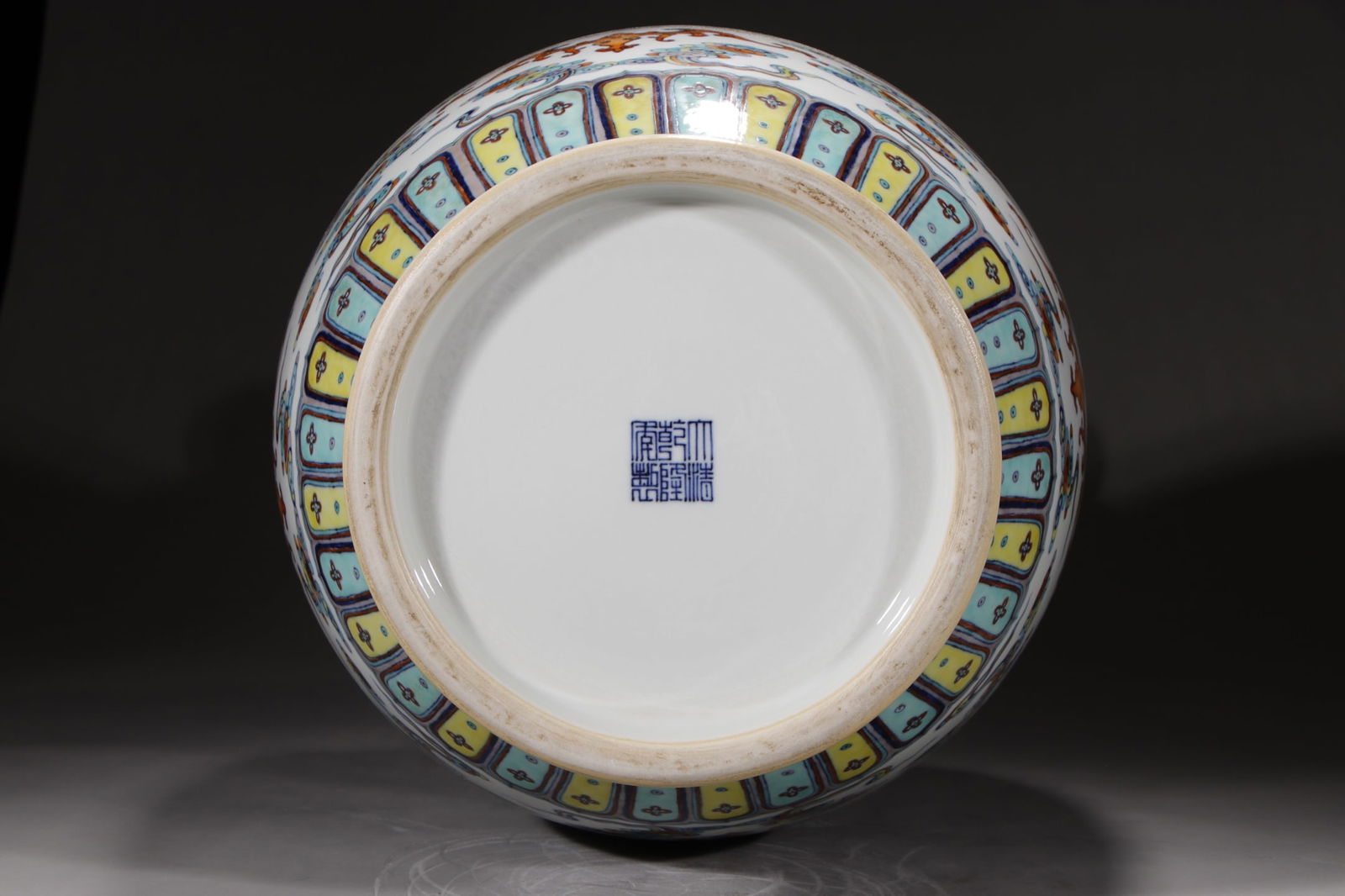 An Exquisite Doucai Auspicious Cloud and Bats Pattern Vase - 8