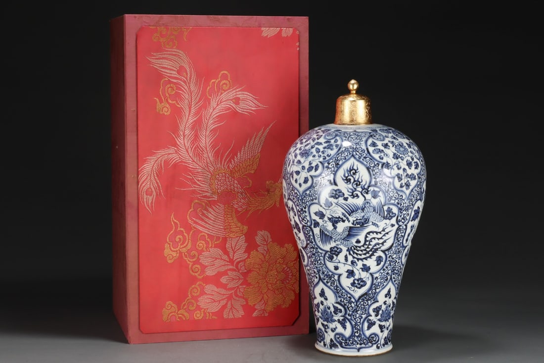 A Huge Blue and White Flower and Phoenix Pattern Bottle: A Huge Blue and White Flower and Phoenix Pattern Bottle,Yuan Dynasty,China,Size:19.5inx10.4in 青花花卉凤纹盖瓶,中国元代