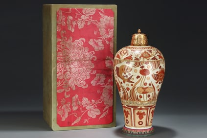 A Huge Wucai Painted Gold Hornwort Pattern Bottle
