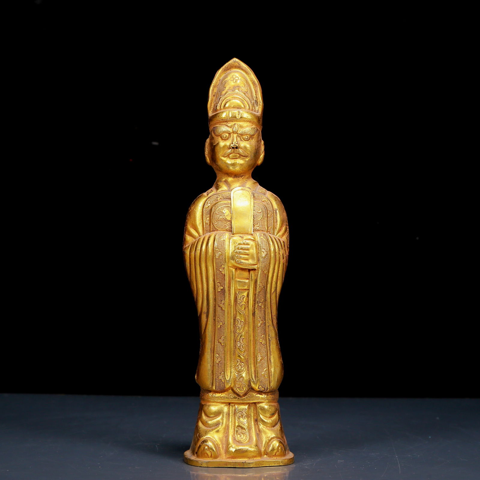 An Exquisite Gilt Bronze Figure Ornament: An Exquisite Gilt Bronze Figure Ornament,Qing Dynasty, China,Size:2.8inx10.2in；Weight:640g 铜鎏金人物像摆件,清代