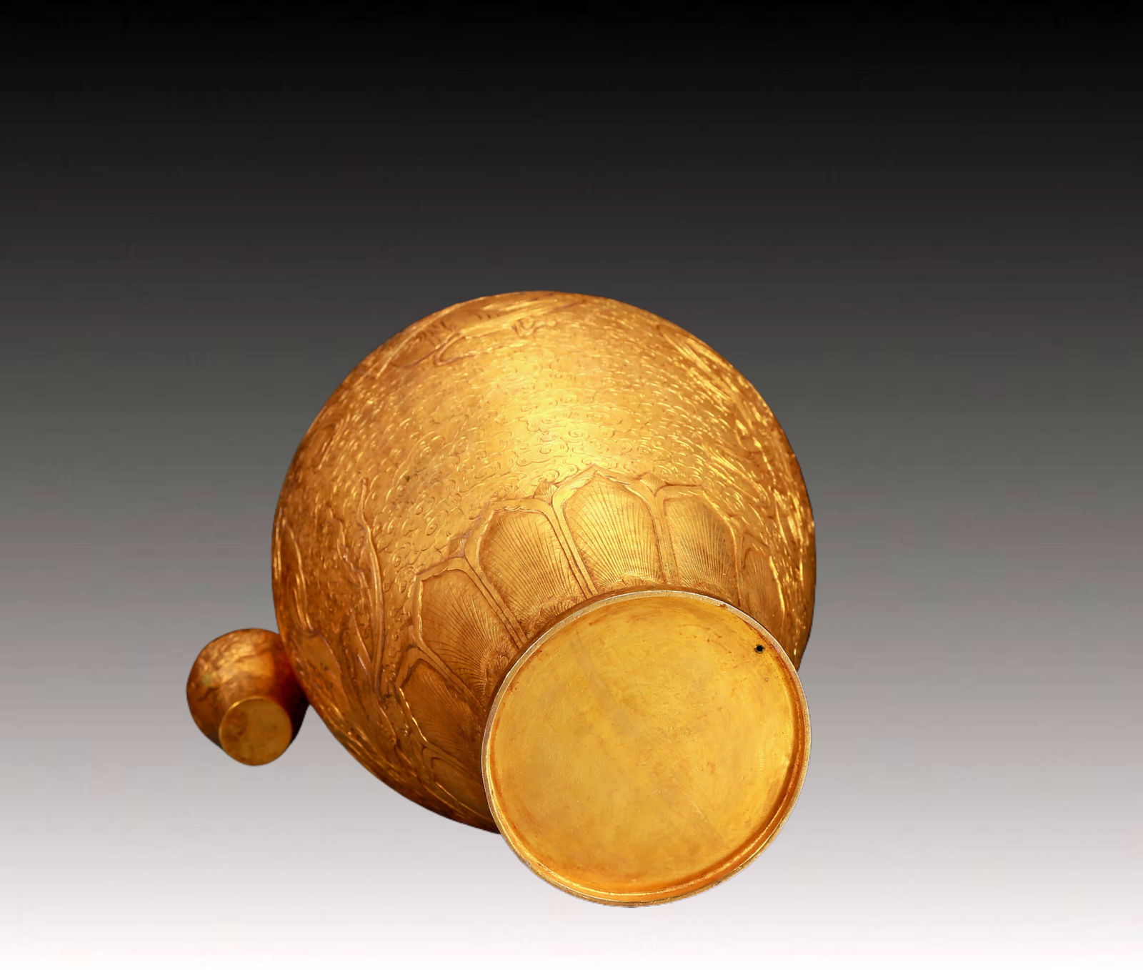 A Huge Gilt Bronze Figure Pattern Vase - 10