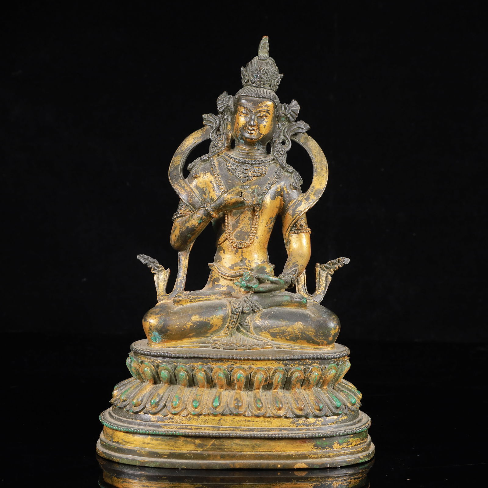 A Solemn Gilt Bronze Statue of Avalokitesvara: A Solemn Gilt Bronze Statue of Avalokitesvara,Ming Dynasty,China,Size:5.9inx3.7inx9.1in,Weight:2200g 铜鎏金观音像,中国明代
