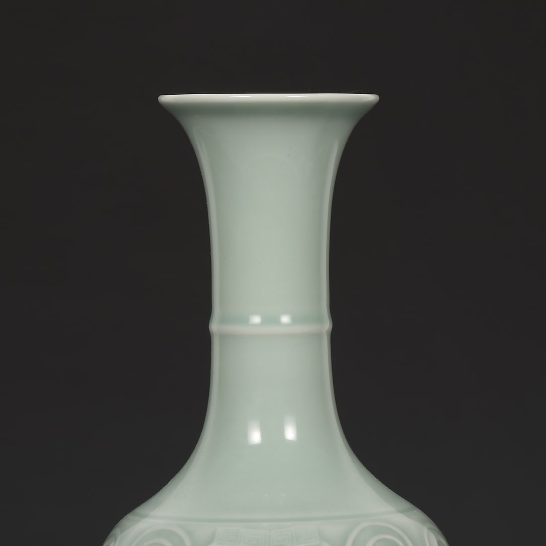 An Exquisite Celadon Glazed Auspicious Cloud Pattern Vase - 3