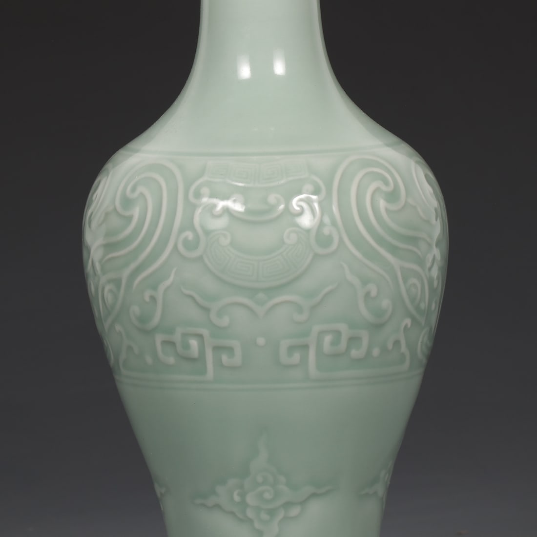 An Exquisite Celadon Glazed Auspicious Cloud Pattern Vase - 4