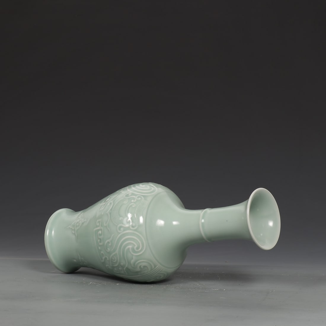 An Exquisite Celadon Glazed Auspicious Cloud Pattern Vase - 7