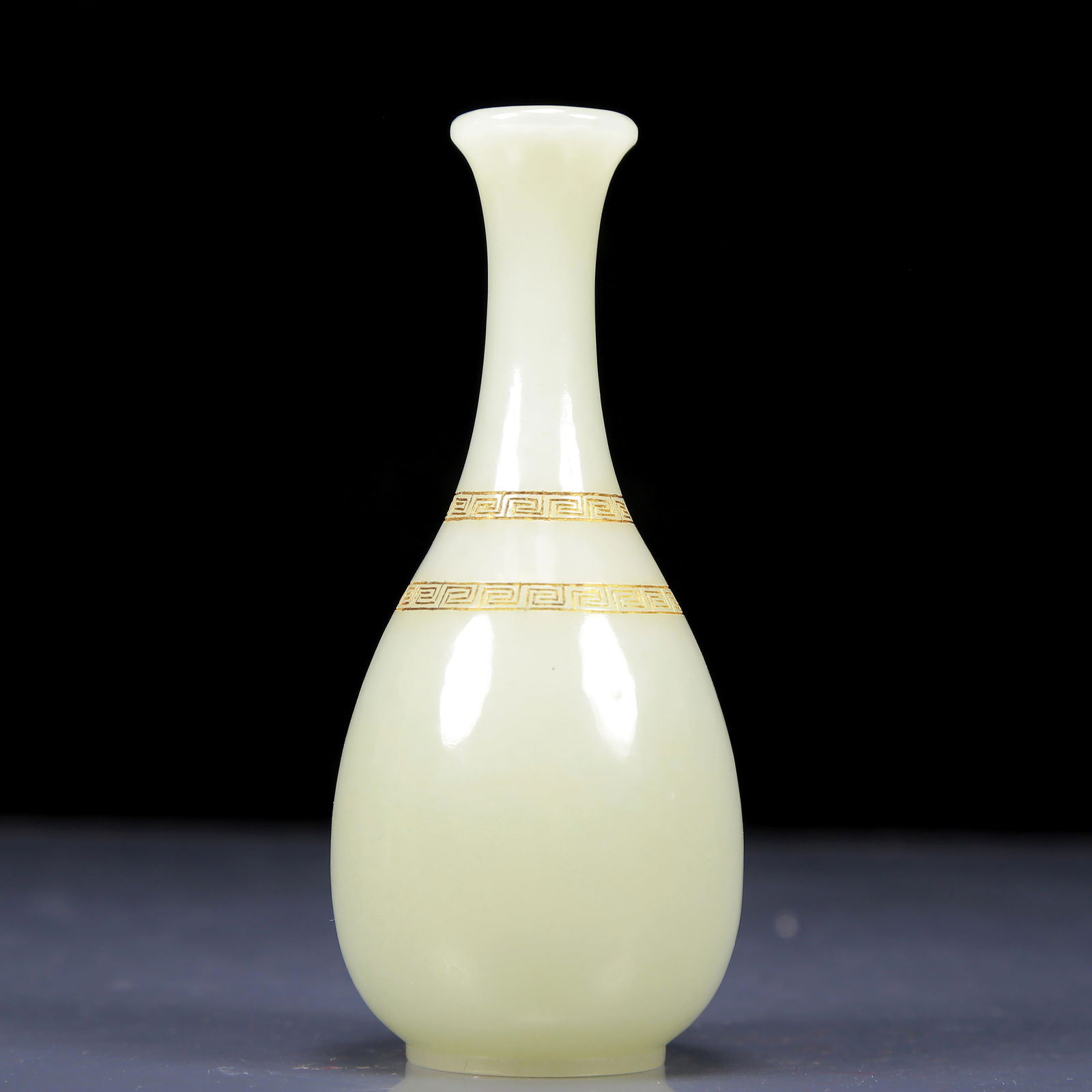 An Exquisite White Jade Vase: An Exquisite White Jade Vase, Qing Dynasty, China,Qianlong Four-character Mark,Size: 2inx4.7in,Weight:160g 