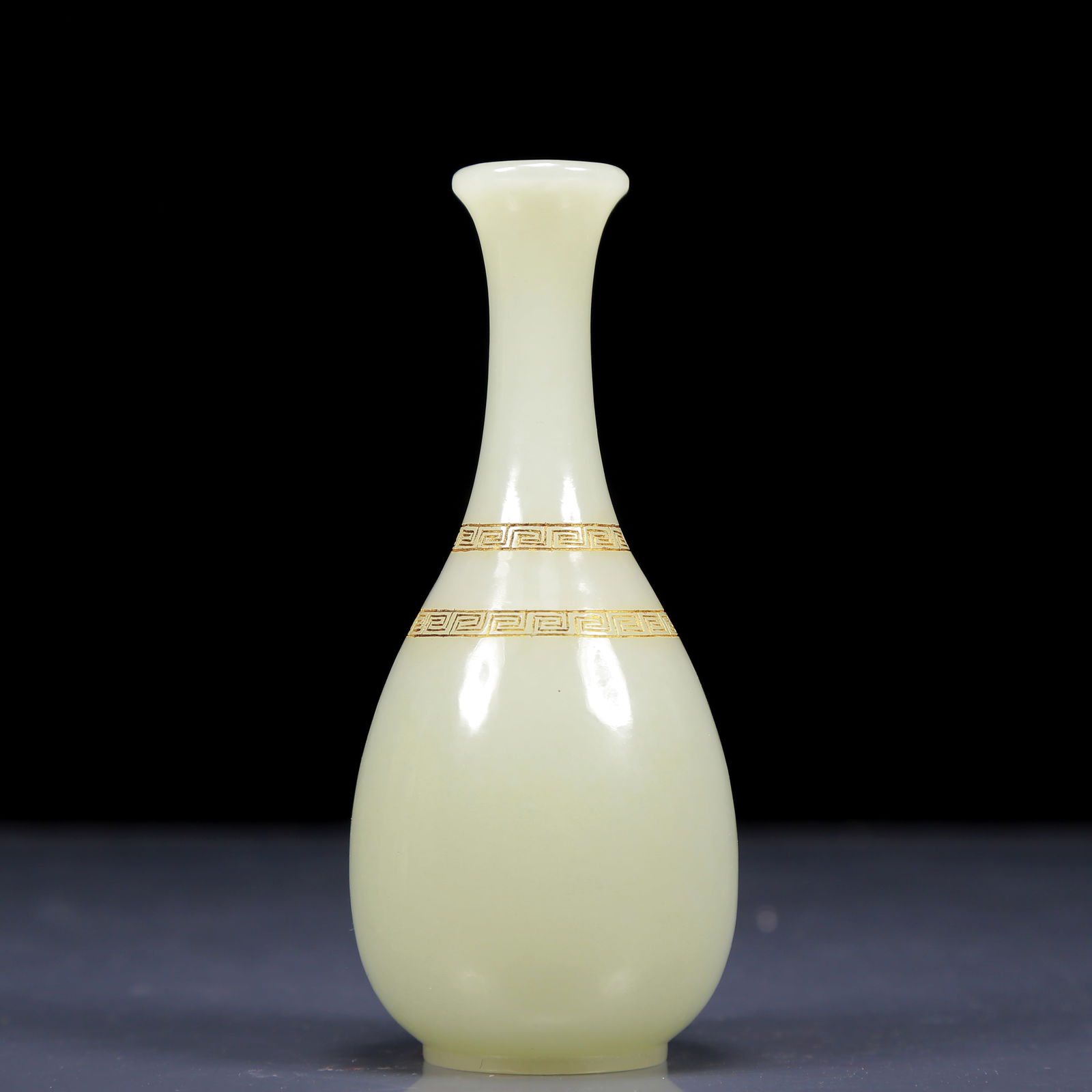 An Exquisite White Jade Vase - 2