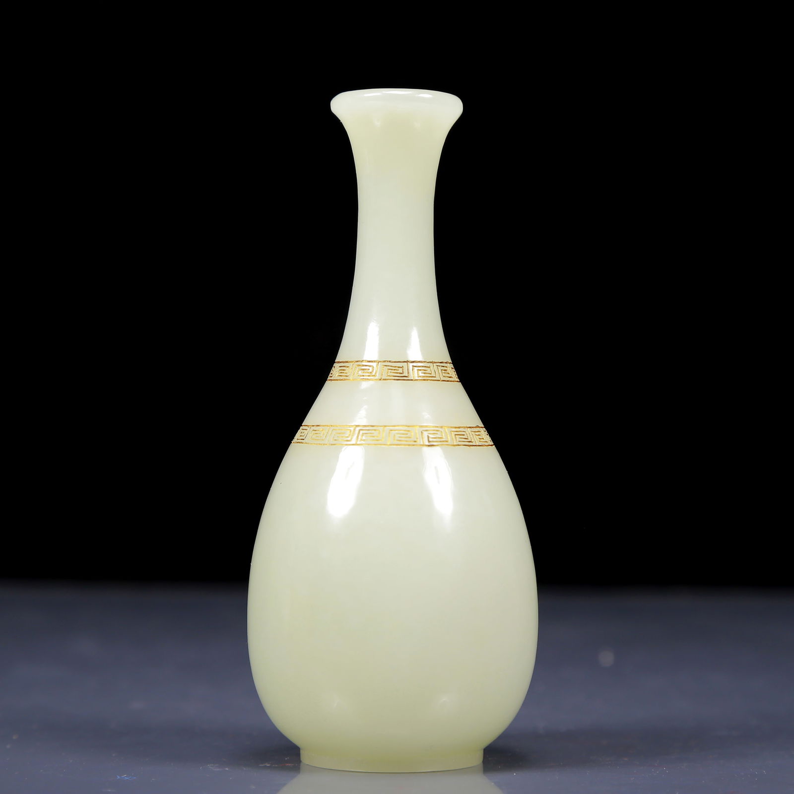 An Exquisite White Jade Vase - 3