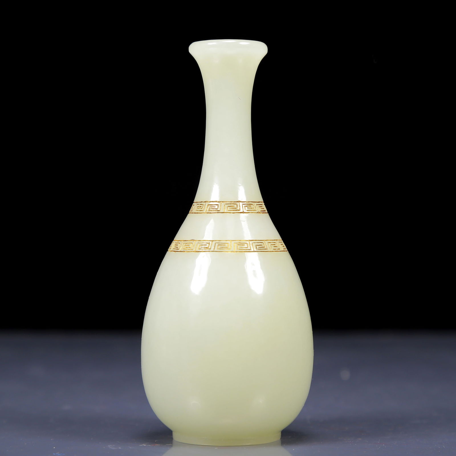 An Exquisite White Jade Vase - 4