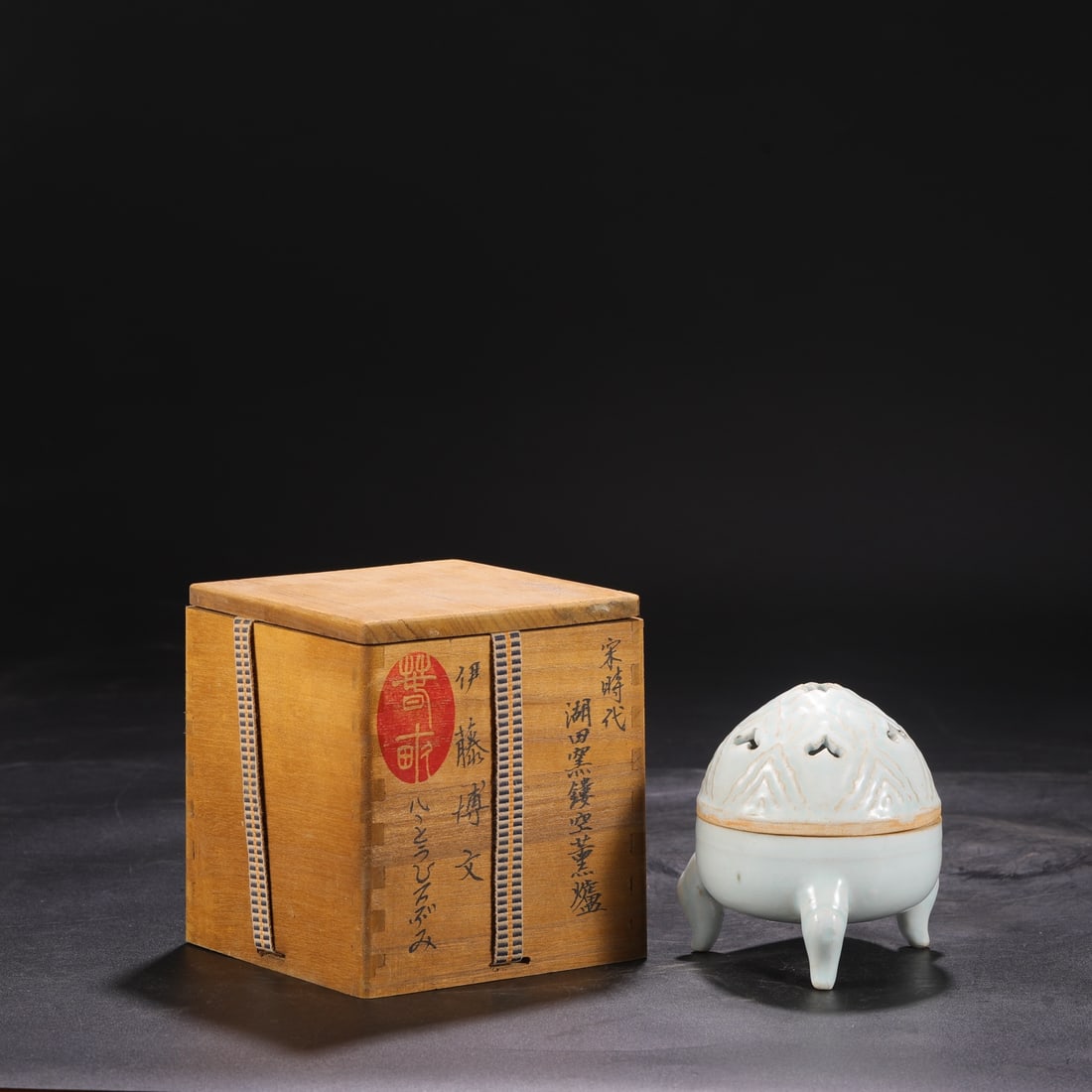 An Exquisite Hutian yao Celadon Glazed Tripod Censer: An Exquisite Hutian yao Celadon Glazed Tripod Censer,Song Dynasty,China,Size:4.3inx3.9in 湖田窑青釉三足香炉,中国宋代