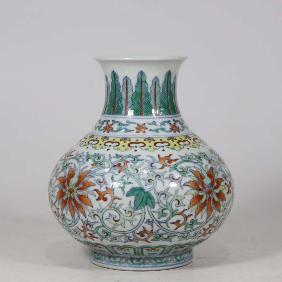 An Exquisite Doucai Lotus Pattern Vase - 3