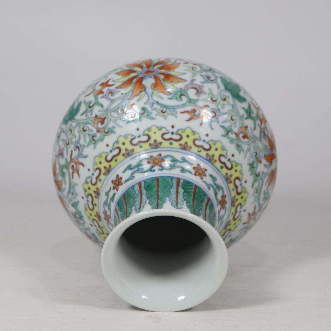 An Exquisite Doucai Lotus Pattern Vase - 4