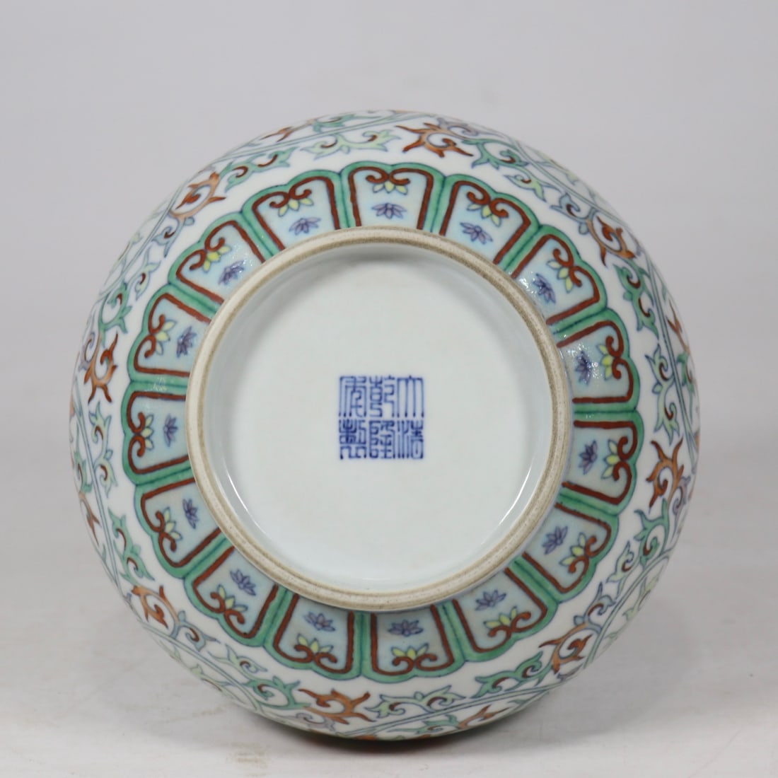 An Exquisite Doucai Lotus Pattern Vase - 5