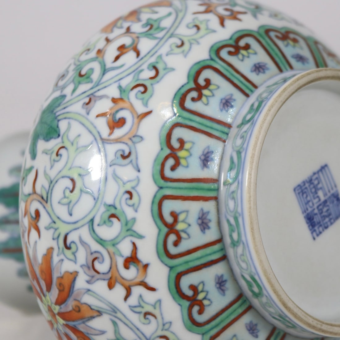 An Exquisite Doucai Lotus Pattern Vase - 6