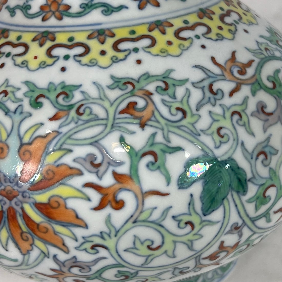 An Exquisite Doucai Lotus Pattern Vase - 7