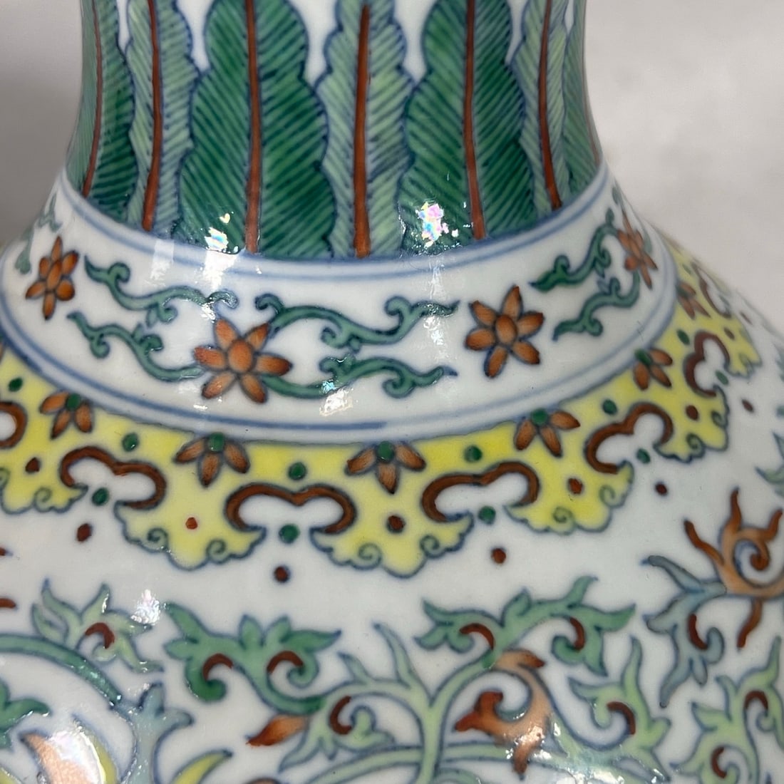 An Exquisite Doucai Lotus Pattern Vase - 8