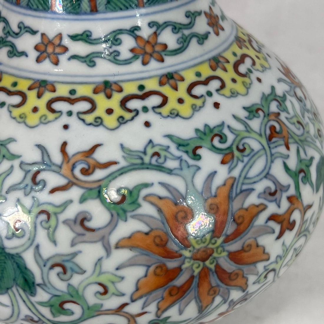 An Exquisite Doucai Lotus Pattern Vase - 9
