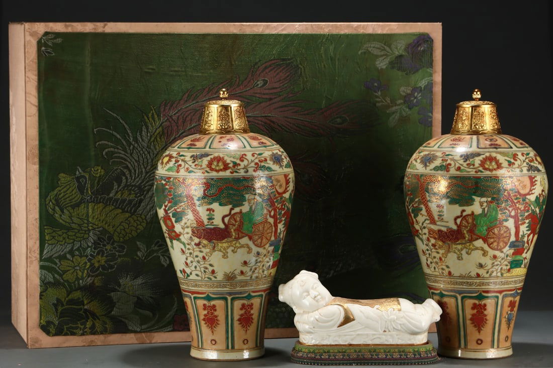 A Pair of Huge Red-and-Green Glazed Figure and Story Pattern Bottles: A Pair of Huge Red-and-Green Glazed Figure and Story Pattern Bottles,Size:18.9inx10in,Yuan Dynasty,China,with Mark 一对红绿彩人物故事纹İ