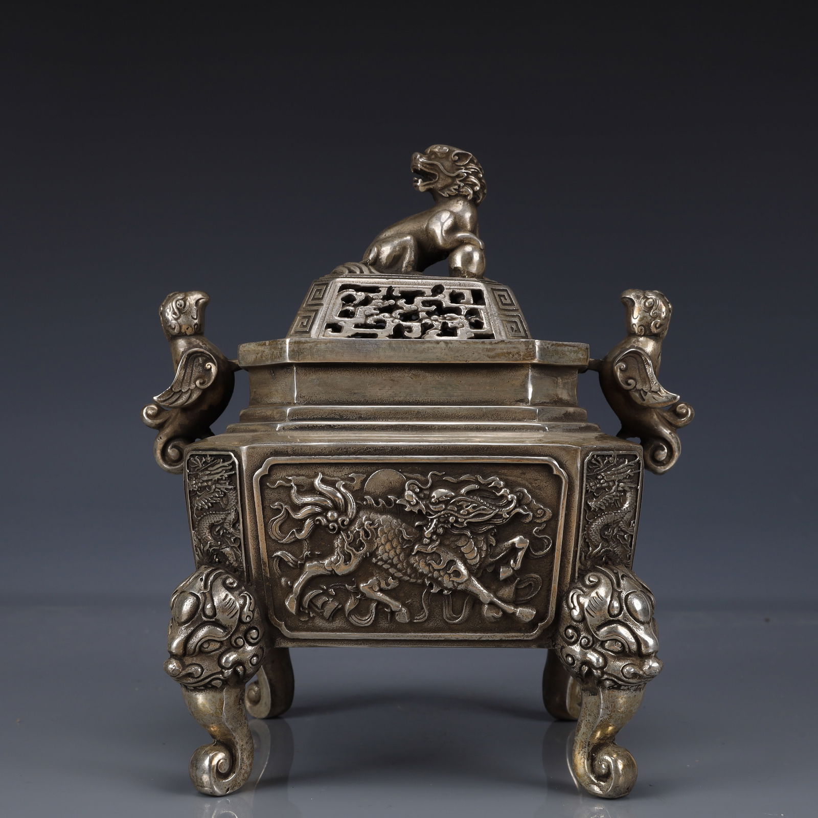 An Exquisite Silver-plated Kylin Pattern Double-Ears Four legs Censer: An Exquisite Silver-plated Kylin Pattern Double-Ears Four legs Censer,Qing Dynasty, China,Qianlong Four-character Mark,Size:5.9inx7.5inx8.7in,Weight:1850g 镀银麒麟纹Ö