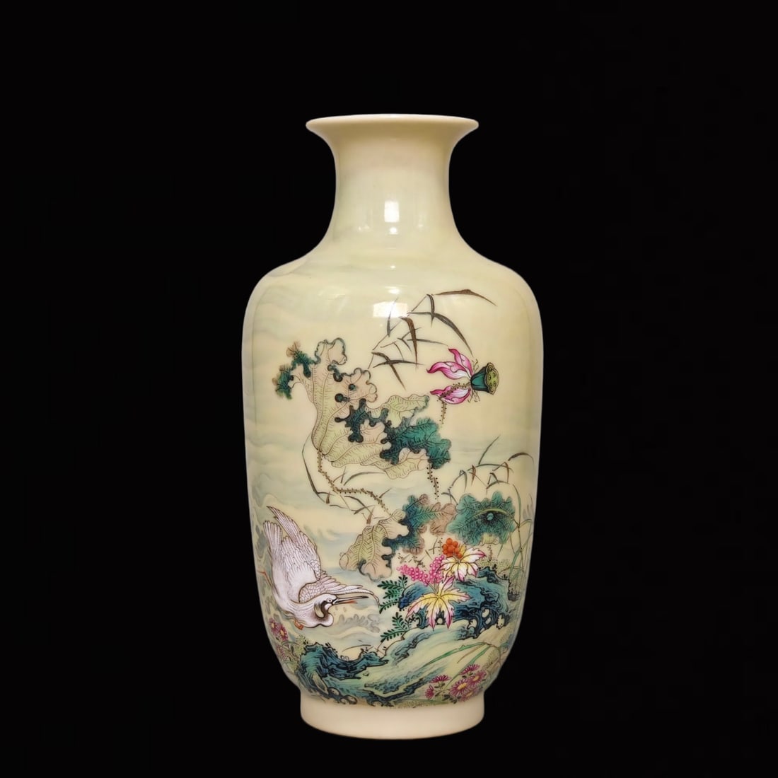 An Exquisite Enamel Flower and Crane Pattern Vase,with poem: An Exquisite Enamel Flower and Crane Pattern Vase,with poem,Qing Dynasty,China,Qianlong Six-character Mark,Size:6.7inx3.5in 