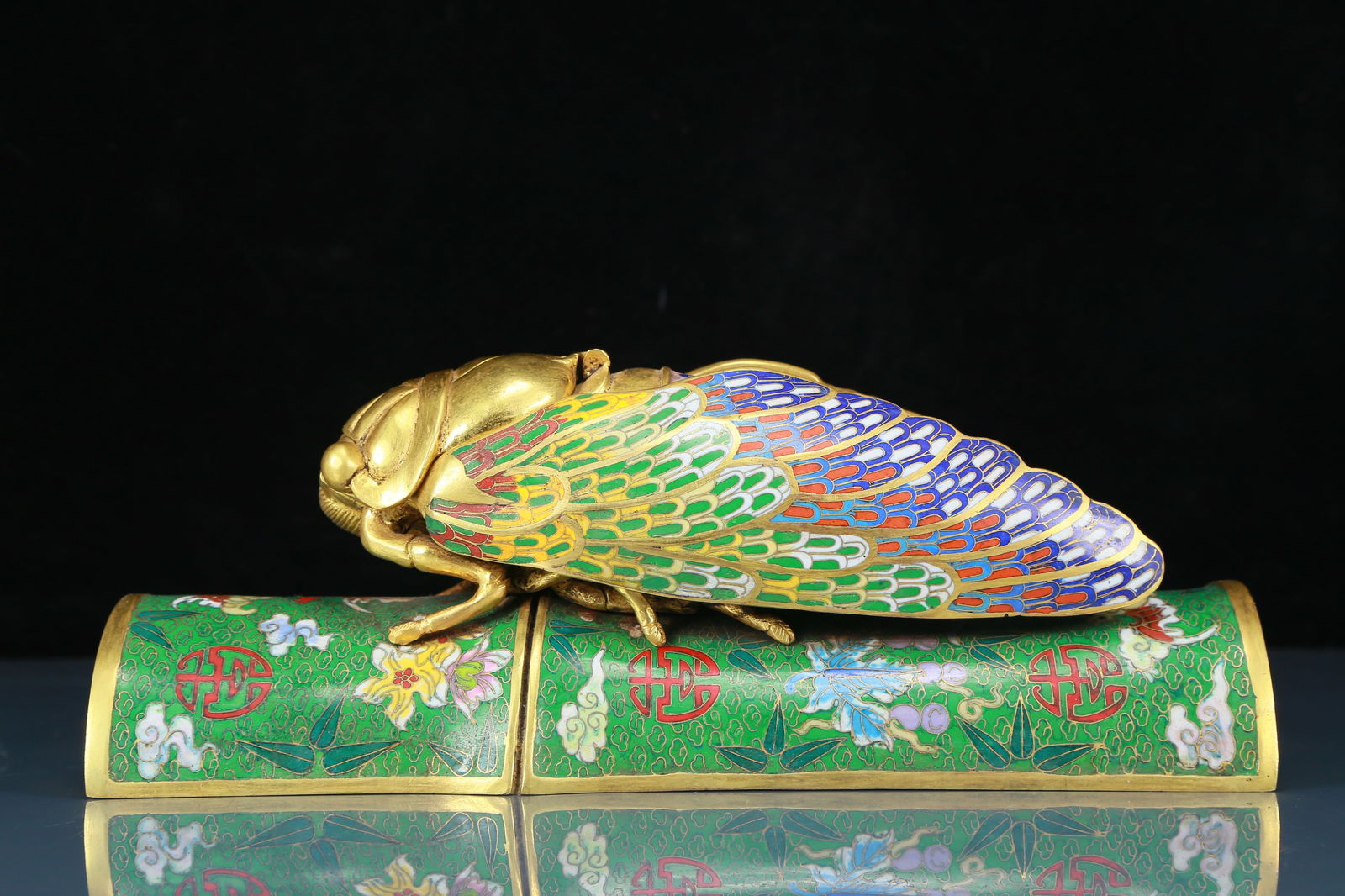 An exquisite cloisonne 'cicada' shaped box: An exquisite cloisonné 'cicada'-shaped box, the application of filigree technology makes the decoration of this collection more detailed and three-dimensional. This collectible is functional as