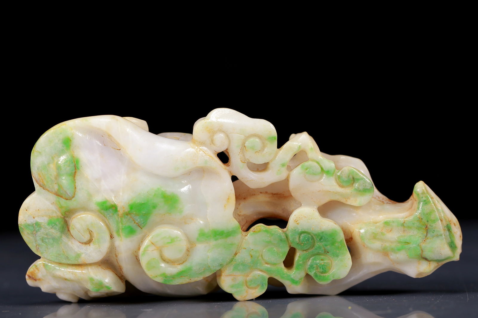 An Exquisite Jadeite Ganoderma lucidum Pattern Ruyi: An Exquisite Jadeite Ganoderma lucidum Pattern Ruyi,Qing Dynasty, China,Size: 2.8inx1.4inx5.5in,Weight:290g 翡翠灵芝纹如意，清代