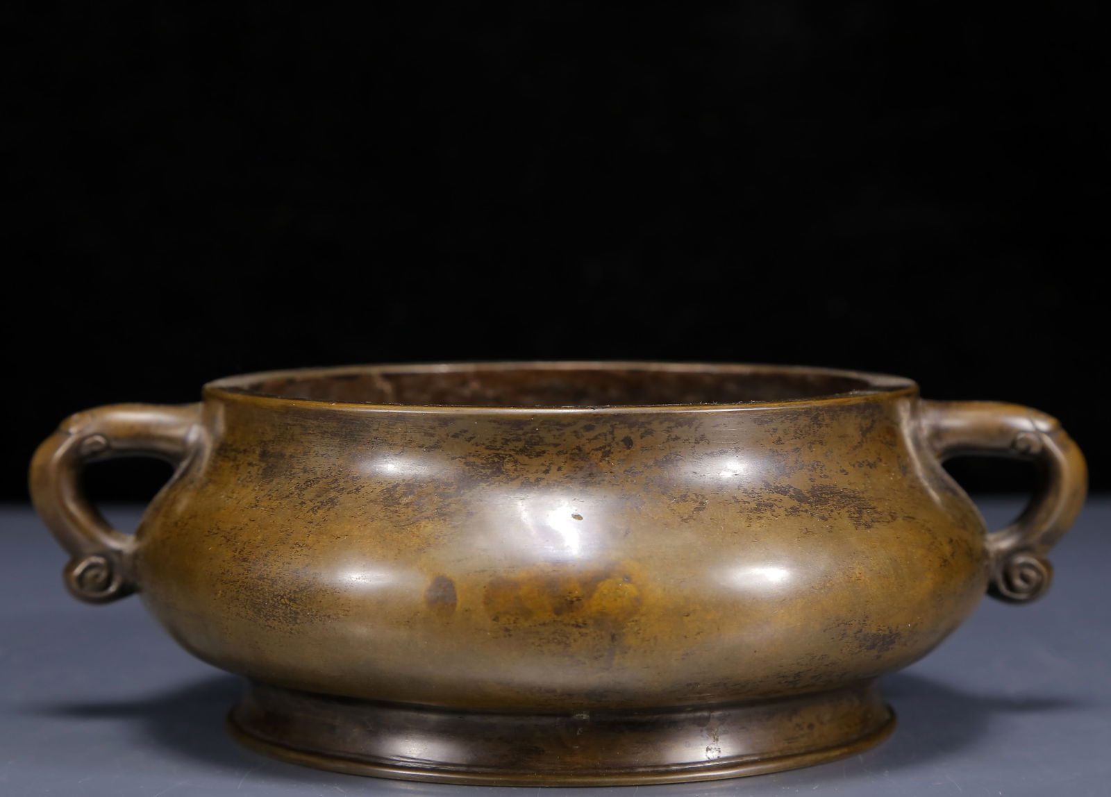 An Exquisite Bronze Double-Ears Censer: An Exquisite Bronze Double-Ears Censer,Ming Dynasty, China,Xuande Four-character Mark,Size:8.3inx6.3inx2.8in,Weight:1985g 铜双耳香炉，明代，ऩ