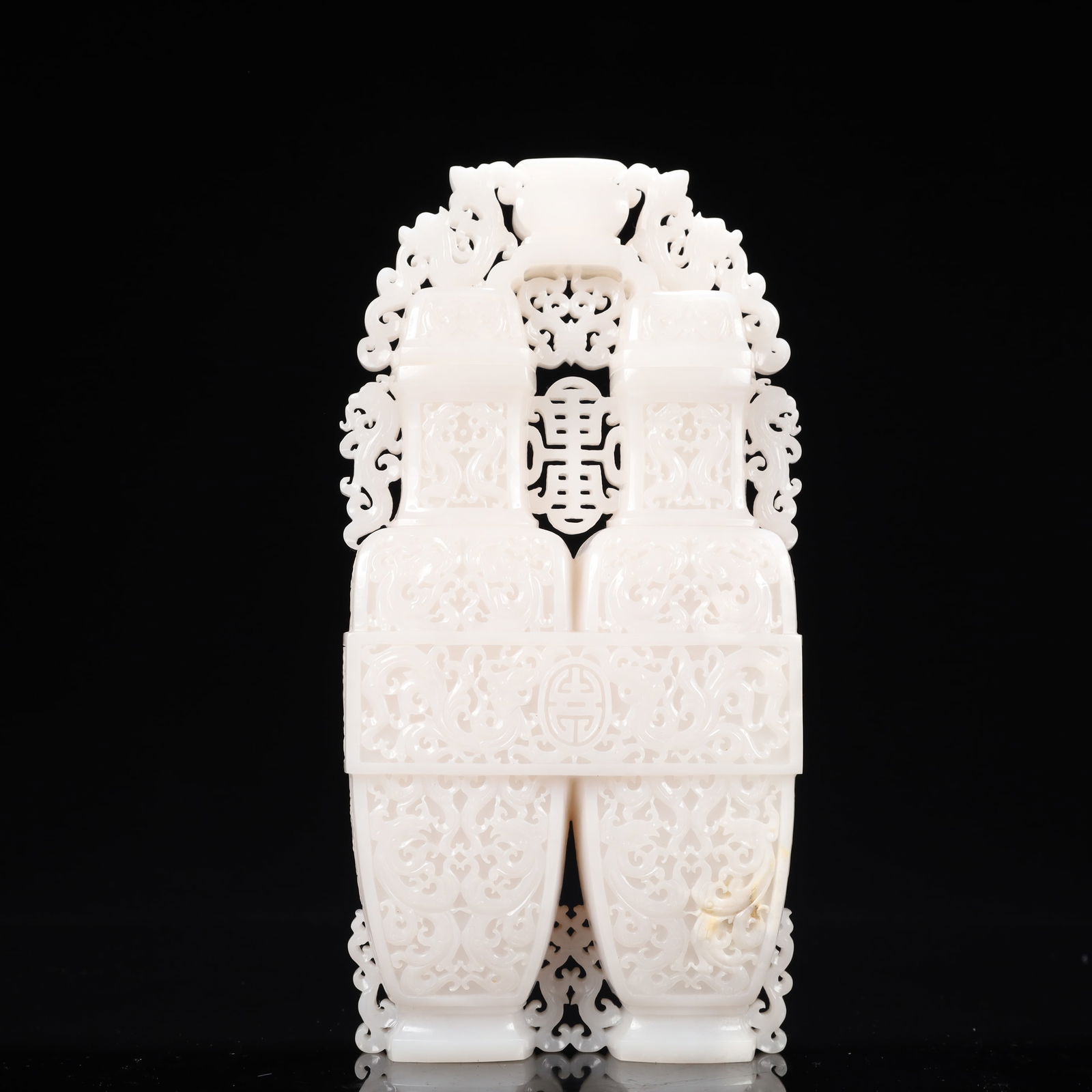 An Exquisite White Jade Shou-Character Dragon Pattern Dragon-Ears Bottle: An Exquisite White Jade Shou-Character Dragon Pattern Dragon-Ears Bottle,Qing Dynasty, China,Size:5.1inx2.8inx10.6in,Weight:2450g 白玉寿字龙纹龙耳௢