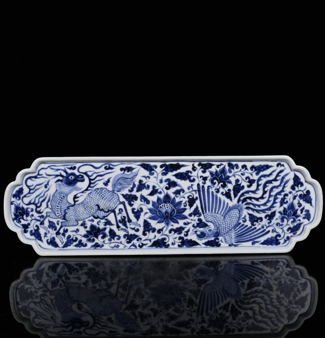 An Exquisite Blue and White Lotus and Phoenix Pattern Plate: An Exquisite Blue and White Lotus and Phoenix Pattern Plate,Yuan Dynasty,China,Size:0.8inx9.1in 青花缠枝莲凤纹盘,中国元代