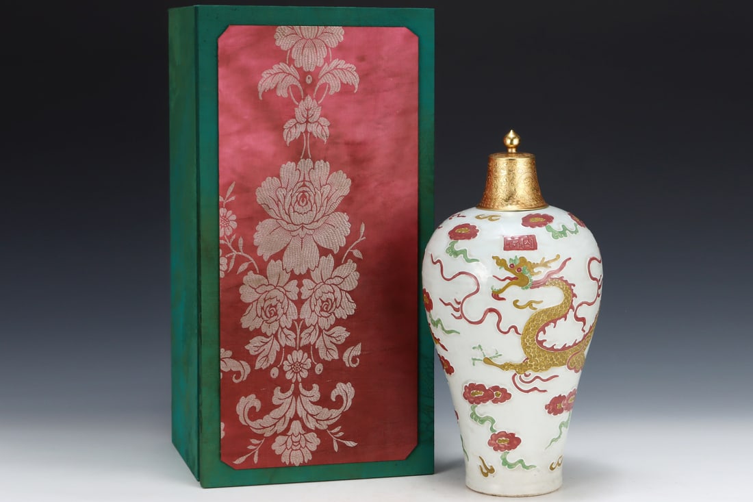 A Rare Red-and-Green Glazed Auspicious Cloud and Dragon Pattern Bottle: A Rare Red-and-Green Glazed Auspicious Cloud and Dragon Pattern Bottle,Yuan Dynasty,China,Size:15.6inx7.9in 红绿彩祥云龙纹盖瓶,中国