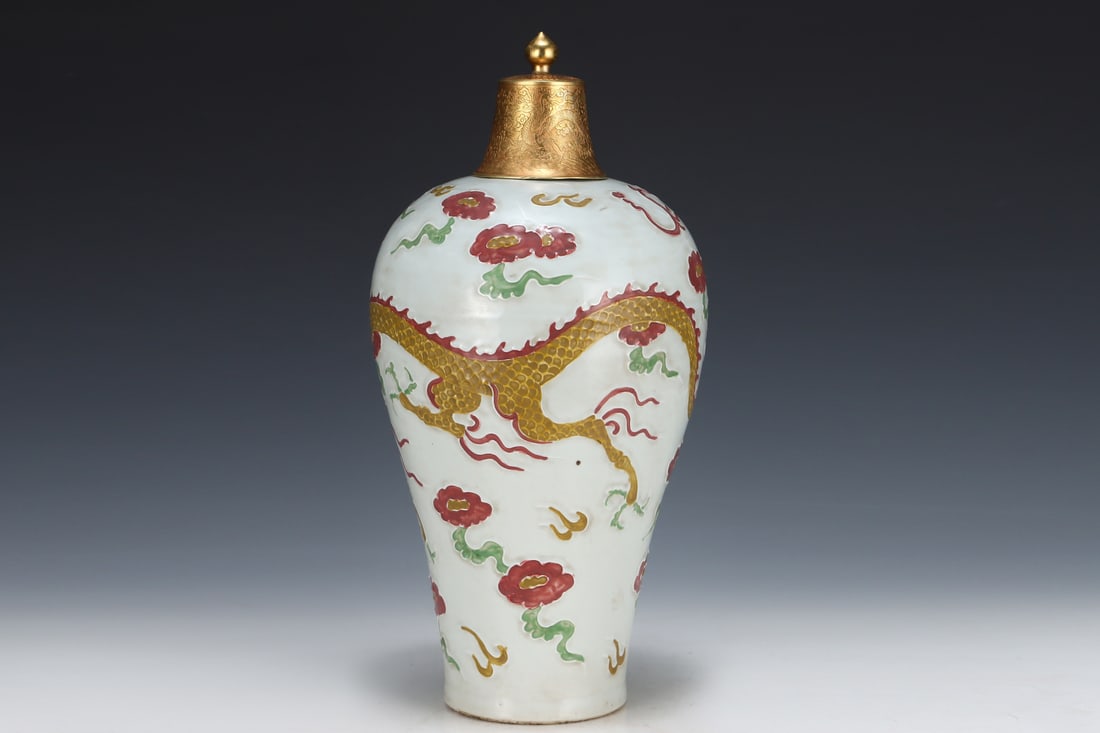 A Rare Red-and-Green Glazed Auspicious Cloud and Dragon Pattern Bottle - 3