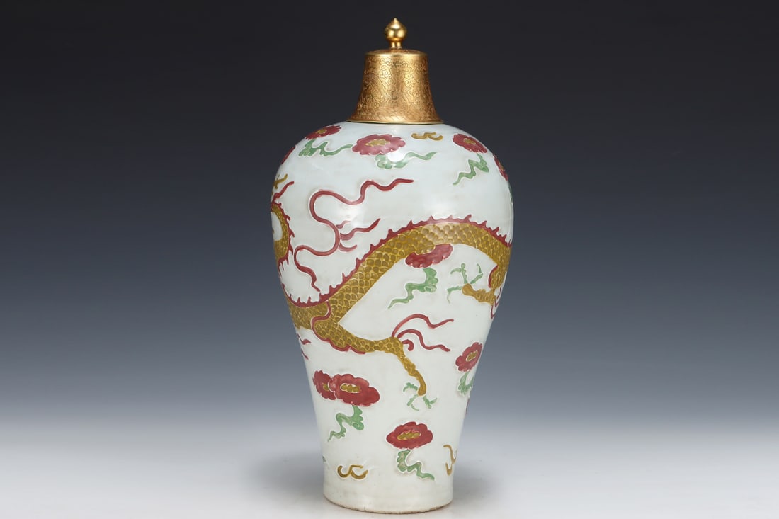 A Rare Red-and-Green Glazed Auspicious Cloud and Dragon Pattern Bottle - 4