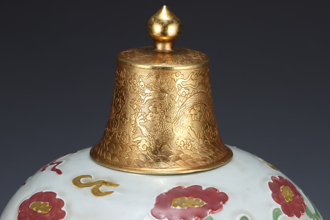 A Rare Red-and-Green Glazed Auspicious Cloud and Dragon Pattern Bottle - 5