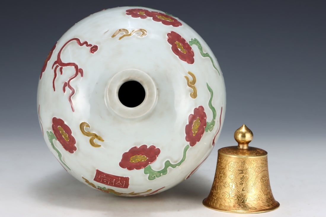 A Rare Red-and-Green Glazed Auspicious Cloud and Dragon Pattern Bottle - 7